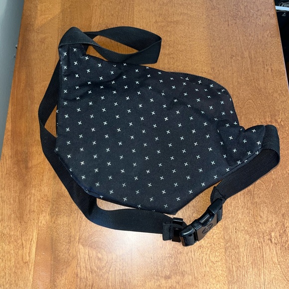 HERSCHEL DEADSTOCK PATTERN FANNY PACK - Picture 2 of 3